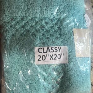NWT CLASSY BATH MAT 1